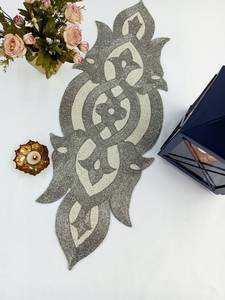 Chemin de table en tissu fait main, style bohème, motif floral, avec perles argentées et blanches, et sous-plats - Product Image 4