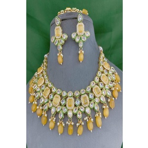 ชุดสร้อยคอพร้อมต่างหูและติกก้าสำหรับผู้หญิง ประดับด้วยมอยส์ซาไนต์ชุบทองคุณภาพพรีเมียม ดีไซน์คลาสสิก เหมาะสำหรับงานหมั้น งานแต่งงาน และงานเลี้ยง - Product Image 1