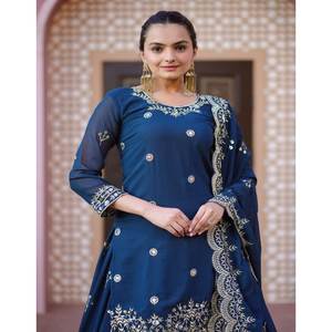 Costume Lehenga brodé de séquence de créateur, vêtements indiens et pakistanais - Product Image 4