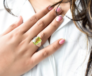 Anillo hecho a mano de cuarzo limón natural con corte radiante y diseño de rejilla cítrica en plata de ley 925 para uso diario. - Product Image 6