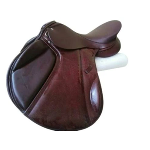 Silla de montar inglesa premium de cuero marrón para carreras, con estructura de fibra de vidrio, herrajes de acero inoxidable y acolchado cómodo para salto. - Product Image 2