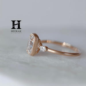 Anillo de compromiso vintage con diamante de laboratorio de 2 quilates con corte cojín, engaste de bisel en oro mate de 14K y piedras laterales marquesa para mujer - Product Image 2