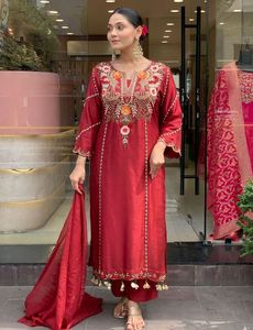 Magnifique ensemble Kurti en viscose et soie Chanderi avec broderie à motifs séquentiels, pantalon en soie et dupatta en soie Chanderi - Product Image 3