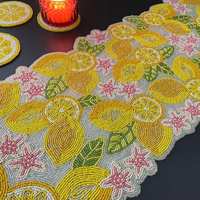 Chemin de table élégant et décoratif avec fleurs et perles, disponible en plusieurs couleurs
