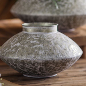 Vase à fleurs vintage en métal style côtier, pot de fleurs rustique texturé, décoration de jardin vieillie, centre de table en fer antique pour ferme - Product Image 5