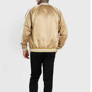 Chaqueta Varsity de Satén para Invierno con Decoración de Botones en la Parte Delantera, Servicio OEM para Hombres, Chaquetas de Béisbol Universitarias Personalizables - Product Image 2