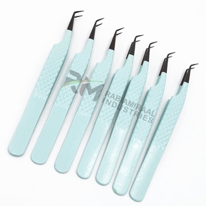 Pince à épiler pour extensions de cils RMI 45 degrés, pointe en plasma noire et acier inoxydable bleu avec revêtement poudré, poignée diamantée. - Product Image 4
