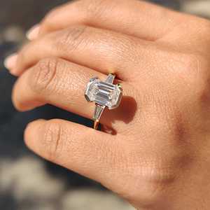 Anillo de Compromiso de Plata de Ley 925 con Tres Piedras de Moissanita, Corte Esmeralda de 2.96 CT, Corte Baguette, Anillo de Boda, Regalo de Aniversario - Product Image 5