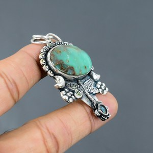 Colgante de Libélula de Crisoprasa Hecho a Mano en Plata de Ley 925, Joyería con Piedras Preciosas, Accesorio de Moda Único y Elegante - Product Image 3