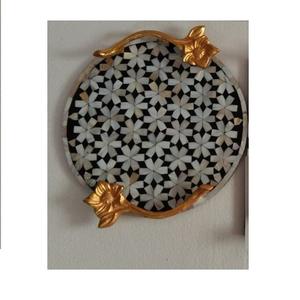 Elegante bandeja de madera y nácar con asa metálica dorada pulida, organizador de postres, precio económico. - Product Image 1