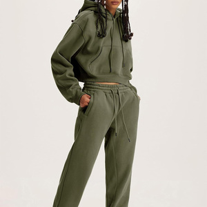 Ensemble de survêtement court pour femme avec logo personnalisé, pantalon de jogging boutonné, tenue tendance pour l'hiver, fabrication OEM, export Pakistan - Product Image 1