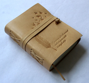 Diario de cuero genuino de búfalo con encuadernación cosida de tapa dura, curtido naturalmente y estuche para bolígrafo a juego. - Product Image 2