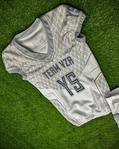 Conjunto de Uniforme de Fútbol Americano Personalizado con el Mejor Material, Camiseta Blanca Sublimada con Cuello en V y Manga Corta para Hombre, Uniforme que Absorbe la Humedad - Product Image 2