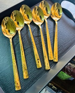 Cette collection de couverts dorés haut de gamme de 5 pièces comprend une fourchette à dîner à quatre dents et une fourchette à salade à quatre dents. - Product Image 4