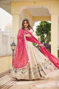 Conjunto de Lehenga de Diseño con Hilo y Lentejuelas, Choli y Lehenga de Seda con Hilo y Lentejuelas, y Dupatta con Estampado Bandhej - Product Image 3