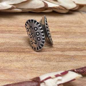 Bague large géométrique tribale en laiton pour homme, finition argent oxydé, motif symbole gravé, vente en gros - Product Image 3