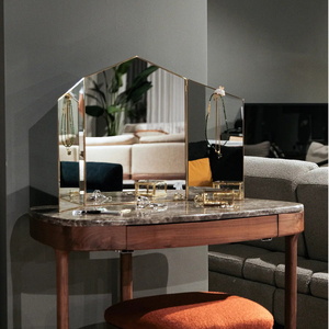 Espejo de Maquillaje de Diseño Moderno con Marco Metálico Dorado para Uso en Mesa o Escritorio - Product Image 1