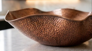 Bol à fruits en cuivre martelé, centre de table décoratif en métal à bord ondulé, grand récipient rustique moderne pour îlot de cuisine - Product Image 6