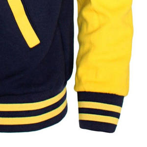 Chaqueta Varsity Personalizada de Lana para Hombre con Mangas de Cuero Genuino, Color Negro, Logos Bordados Personalizados, Estilo Deportivo - Product Image 2