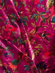 Tela de Terciopelo de Algodón de Lujo: Estampado de Aves, Rosa Cebolla, 45 Pulgadas de Ancho - Product Image 3