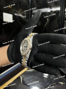 Reloj de Lujo con Esfera Romana de Dos Tonos y Diamantes Cultivados en Laboratorio VVS, Bisel de Acero Inoxidable y Diseño con Indicador de Fecha - Product Image 3