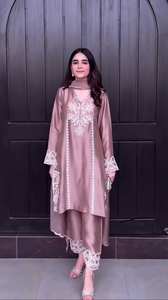 Conjunto de Kurta y Pantalón de Seda Crepé Natural con Dupatta de Organza, Adornos de Lentejuelas y Moti Hechos a Mano, Traje Festivo Tallas M L XL XXL - Product Image 6