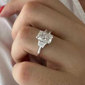 Bague à trois pierres en diamant de laboratoire allongé radiant de 2 carats E VVS2, or blanc, certifiée IGI - Product Image 5