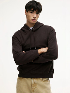 เสื้อฮู้ดดี้ผู้ชายสีน้ำตาลทรงโอเวอร์ไซส์ ผ้าฟลีซลำลอง มีกระเป๋า ดีไซน์สตรีทแวร์สำหรับฤดูใบไม้ร่วง ผ้าถักสีพื้น รุ่น 2026 - Product Image 3