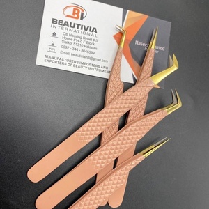 Pinzas para Extensión de Pestañas de Marca Personalizada, Acero Inoxidable, Agarre Fuerte, Punta Puntiaguda Probada a Mano, Fibra de Acero Sostenible - Product Image 1