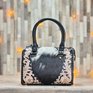 Nueva Bolsa de Hombro Portátil de Cuero Vacuno 100% Genuino, Hecha a Mano con Diseño Floral Tallado, Cierre de Cremallera y Forro de Algodón, Venta al Por Mayor - Product Image 2