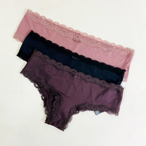 กางเกงในสตรีแบบมีลูกไม้ดีไซน์สวยงาม กางเกงในเอวกลางผ้าไมโครไฟเบอร์ผสมคอตตอนสำหรับผู้หญิง - Product Image 1