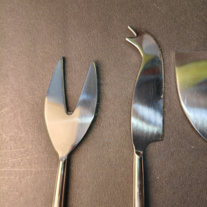 Ensemble d'outils contemporains en or poli 4 pièces comprenant une fourchette à fromage, un couteau à pointes, une pelle à fromage dur et un épandeur à fromage mou. - Product Image 3