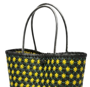 Sac et sac à main élégants pour femmes, en cordon plastique tissé noir et or, design original, faits à la main, pour l'été, la plage et les vacances. - Product Image 3