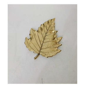 Plateau décoratif moderne en aluminium plaqué or en forme de feuille avec motif végétal pour dessus de table Décoration de Noël Plateau en aluminium de Noël - Product Image 3