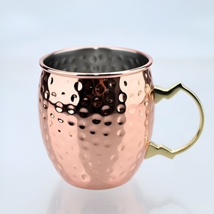 Mug à Moscow Mule en cuivre martelé de qualité supérieure avec anse dorée pour une utilisation élégante au bar et à la maison - Product Image 1
