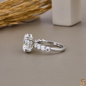 Anillo de Compromiso de Moissanita con Corte Ovalado, Anillo Solitario con Halo Oculto, Anillo de Boda Clásico de Moissanita, Regalo de Aniversario - Product Image 3