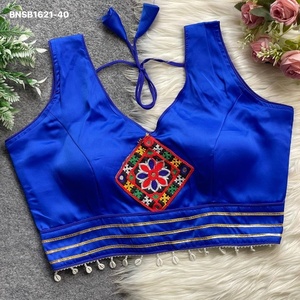 Nouvel arrivage : Blouse rembourrée et sans manches en satin Malai avec broderie motif Gamthi et bordure en dentelle Butta & Kodi, fournisseur de Surat - Product Image 1
