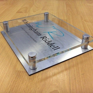 Panneau signalétique en mica acrylique imprimé UV de haute qualité, directement de l'usine, pour l'image de marque intérieure et l'identification des pièces – Vietnam - Product Image 3