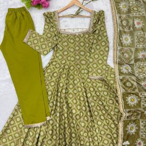 Elegante Conjunto Salwar Kameez de Seda Chinon Estampada con Encaje Espejo, Pantalón y Dupatta de Organza, Ideal para Diwali y Playa, Ajuste Holgado, Secado Rápido - Product Image 2