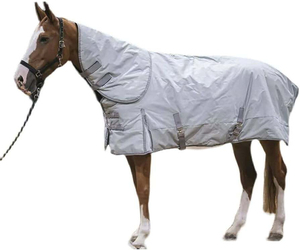 Manta impermeable para caballo con gran solapa para la cola y doble cierre en el pecho para uso en exteriores en todas las estaciones, color negro y rojo. - Product Image 3