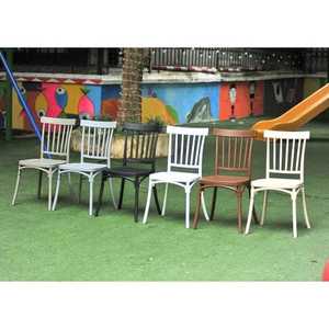 Chaise de jardin traditionnelle en plastique moulé massif de couleur marron à dossier rayé, reconstituée pour une touche moderne - Product Image 3