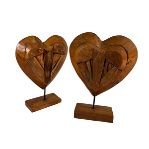 Une sculpture en bois en forme de cœur, fabriquée à la main, élégamment présentée sur une base minimaliste. Sculpté dans du bois naturel. - Product Image 3
