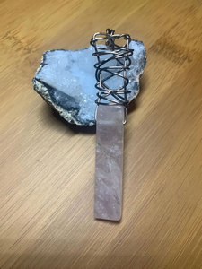 Collar con Colgante de Punta de Cristal de Cuarzo Rosa - Gema Rosa Envuelta en Alambre de Oro Rosa, Lujoso, Chapado en Oro de 18K, para Suéter, Boda, Fiesta - Product Image 2