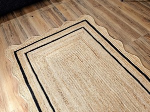 Alfombra de Yute Natural Hecha a Mano con Borde Negro Festoneado, Alfombra Rectangular de Yute Trenzado Tejida a Mano - Product Image 1
