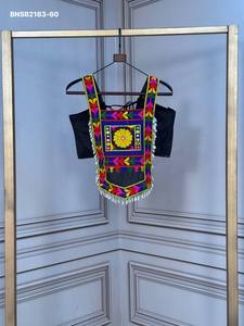 Blouse femme style corset en satin avec broderie Gamthi, ornements miroir et bordure en dentelle Kodi, idéale pour les festivals – Fournisseur de Surat - Product Image 2