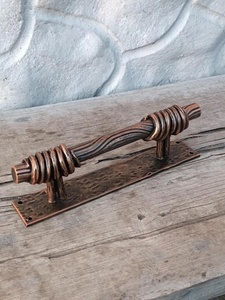 Poignée de portail en fer forgé à la main, au design unique et à la finition peinte durable ; facile à installer et idéale pour les clôtures. - Product Image 2