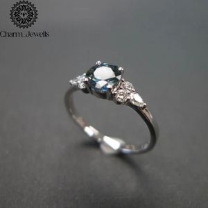 แหวนหมั้นผู้หญิง Charm_Jewells ชุบทองคำขาว 18K ประดับเพชรโมอิสซาไนต์ทรงคุชชั่น ดีไซน์คลาสสิคแบบหนามเตย พร้อมใบรับรอง IGI - Product Image 5