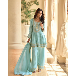 Ropa de Estilo Tradicional Clásico en Alta Demanda, la Mejor Colección de Ropa Casual, Traje Pakistaní de Seda Simar Premium en Venta - Product Image 1