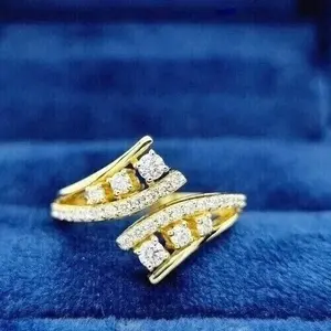 Anillo de Compromiso y Boda Vintage para Mujer con Moissanita Real de Corte Brillante Redondo de 2 Quilates, Chapado en Plata de Ley - Product Image 6