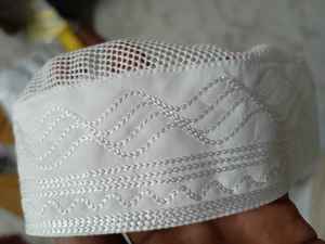 Nuevo Diseño de Gorro de Oración Kufi Kopiah para Hombre, 100% Algodón Premium, Tejido a Mano, Ajustable, Gorro Islámico - Product Image 2